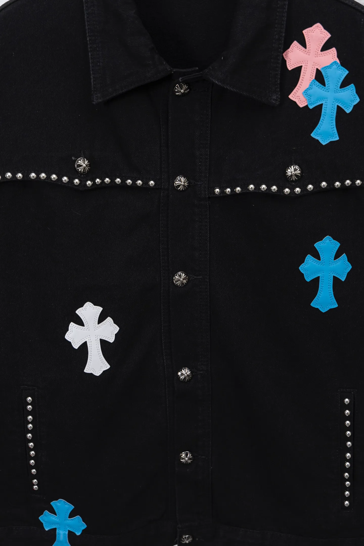 P300 model number/F109 Chrome Hearts Chrome Hearts heavy-duty denim jacket with rivets. The same style as the Internet celebrity star. The cross-printed denim jacket has a unique cross design element and is full of design. It is made of 100% denim cotton fabric with heavy coarse yarn count, which ensures a stiff and tough silhouette while being soft, comfortable and breathable. The lapel is designed with silver buttons and is full of texture. The classic cross logo is all over the dress, making it a perfect versatile style for spring and summer! The original loose version is made of high-quality pure cotton fabrics. The fabric pattern is high-definition and delicate without burrs. It is comfortable and breathable to wear. All the buttons are molded and customized. It is casual and fashionable and can be matched with any bottoms. It can be windproof and sunproof in spring and summer. It can be worn outside in autumn and winter! Easily concave shape makes you look slimmer and taller, perfect for both men and women! Color: Black Version: Loose